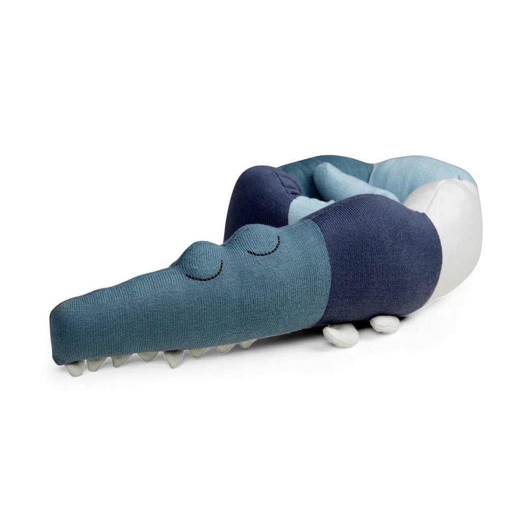 Sebra Sleepy Croc strikket mini-pude - Powder Blue