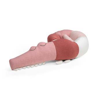 Sebra Strikket Mini Pude, Sleppy Croc, Blossom Pink - Pyntepude - Legekammeraten.dk