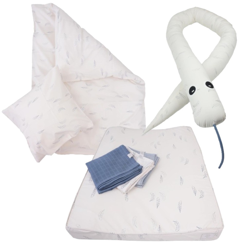 Pakke-tilbud med Mamamilla Puslepude, Babysengetøj og Sengeslange - Blue Feathers