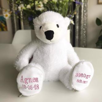Isbjørn bamse med navn på fødder