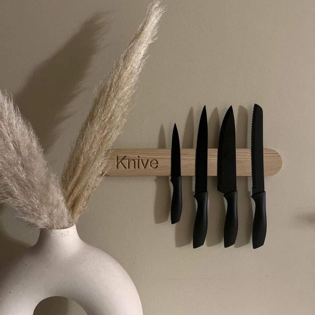 Classic knivmagnet 40 cm - Egetræ med teksten Knive