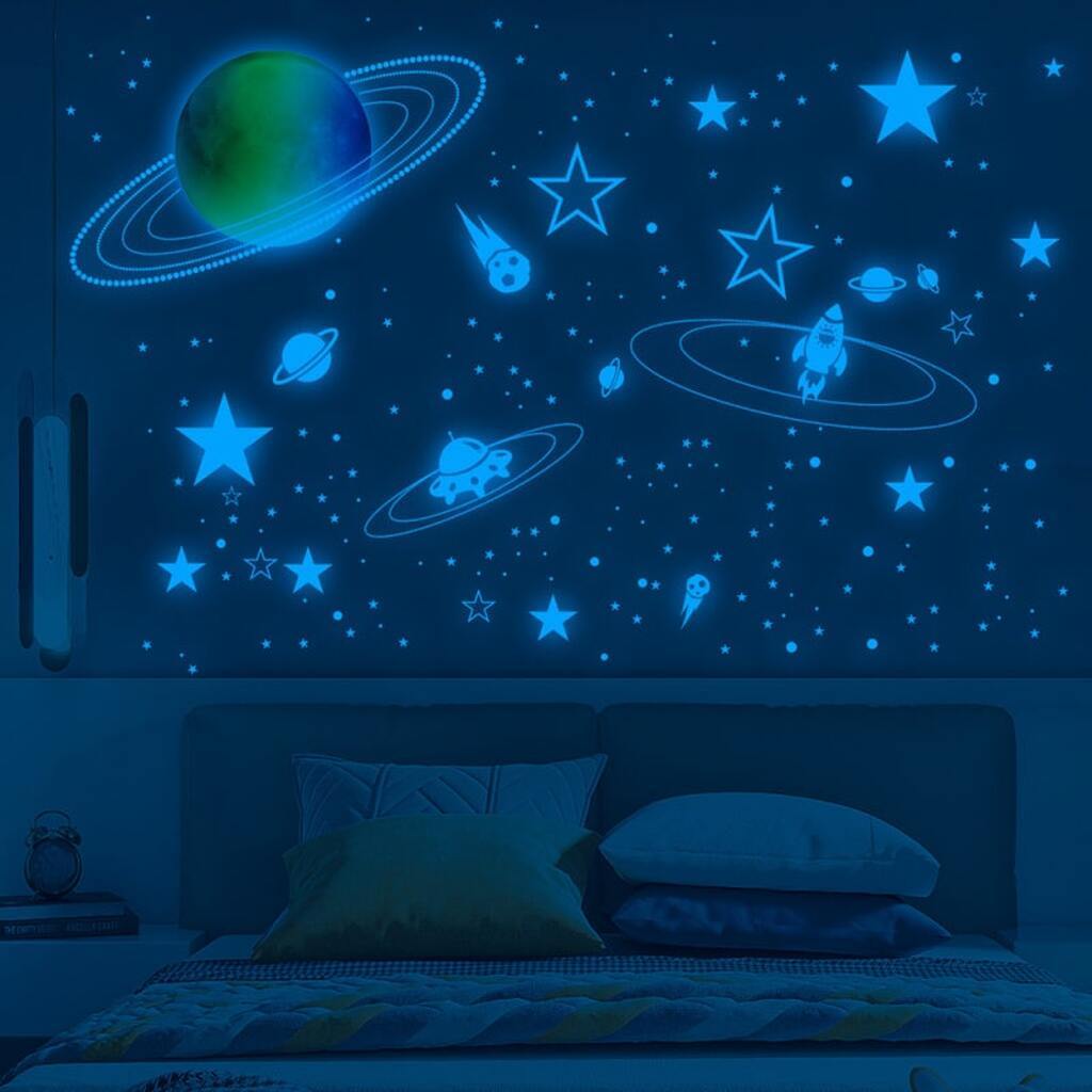 Selvlysende wallsticker med en farverig måne, stjernehimmel, planeter mm. 1044 stk. Blå.