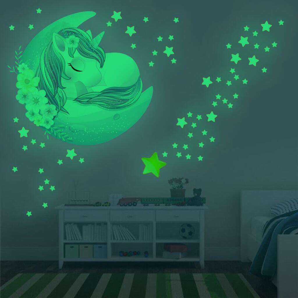 Sød selvlysende wallsticker med en sovende Enhjørning med masser af stjerner.