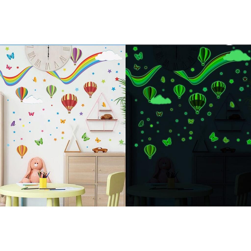 Flot selvlysende wallsticker med en regnbue, luftballoner, sommerfugle og stjerner.