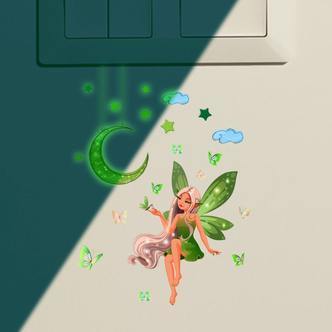 Sød lille selvlysende wallsticker med en grøn fe blandt sommerfugle og stjerner.