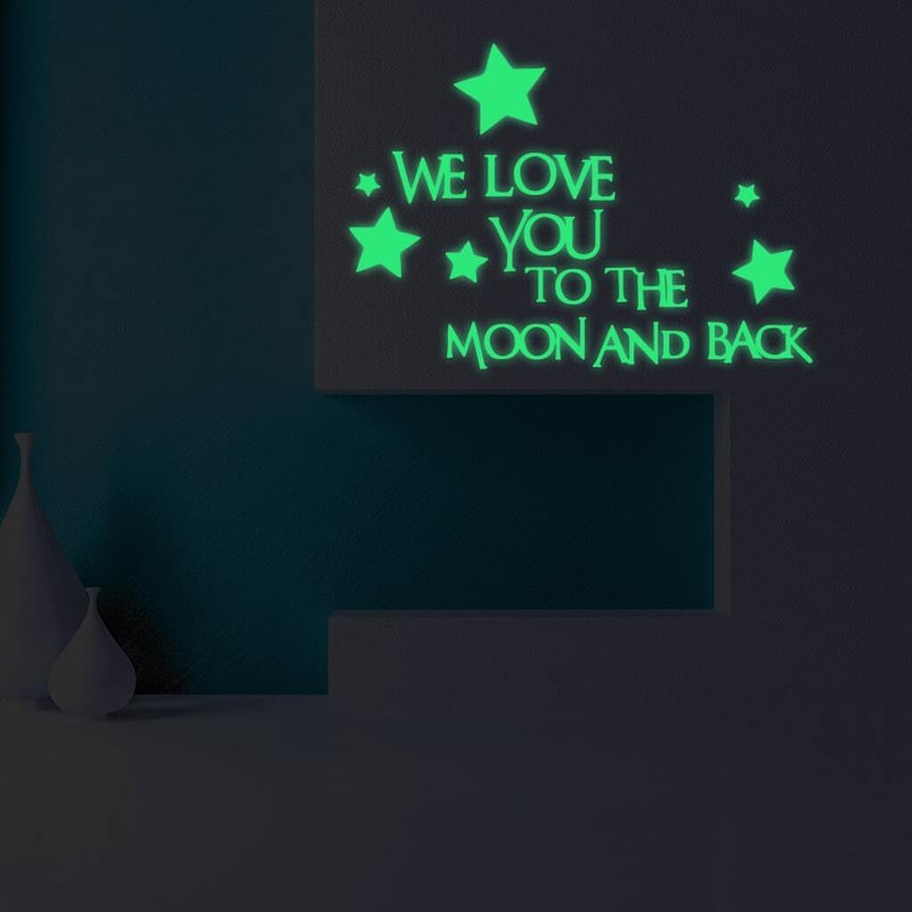 Sød selvlysende wallsticker. We love you to the moon and back.
