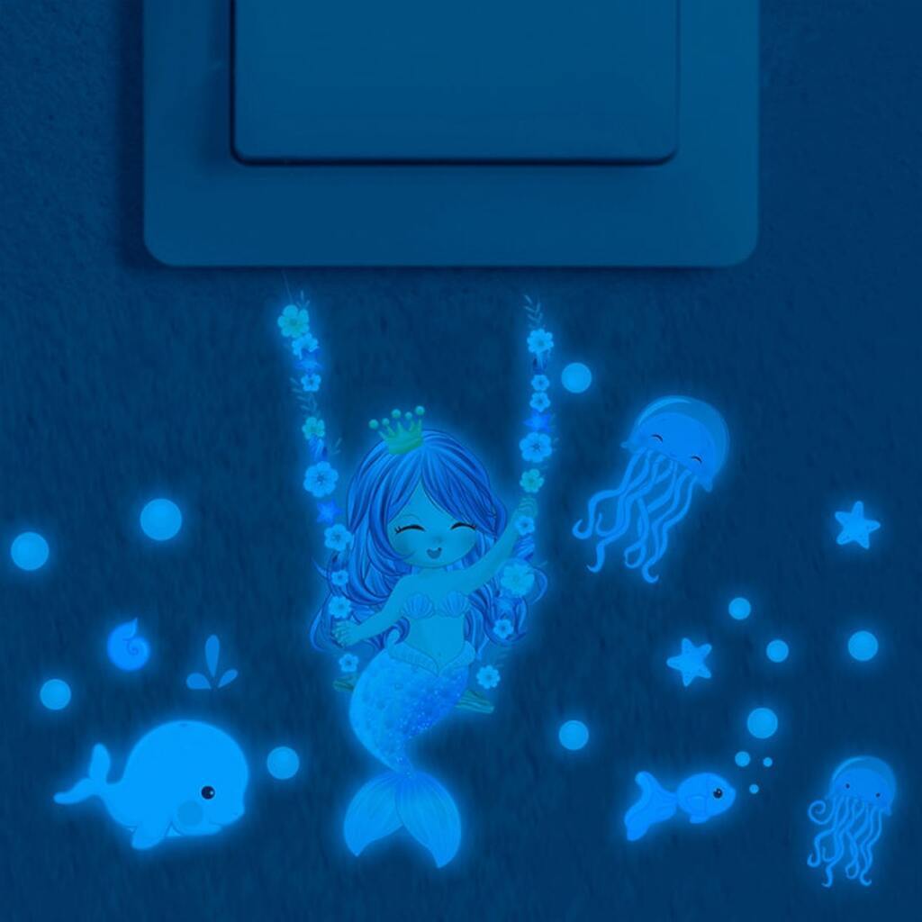 Sød lille selvlysende wallsticker med en gyngende havfrue blandt sjove havdyr.