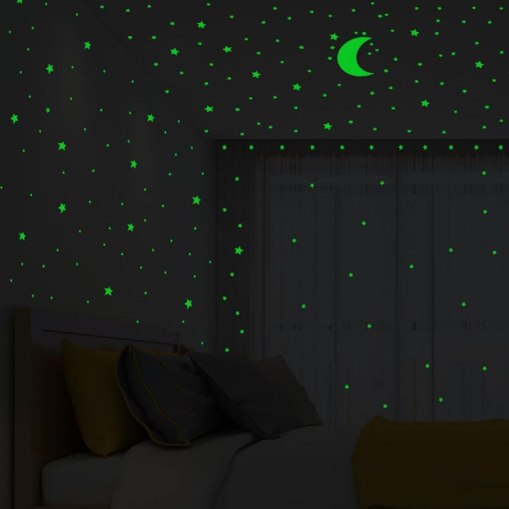 Selvlysende wallsticker med en halvmåne og 338 stjerner. Grøn.